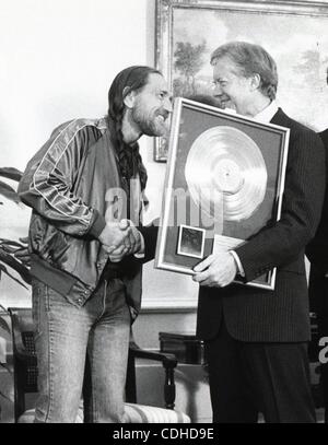 3. Februar 2011 - zeigt Washington, DISTRICT OF COLUMBIA, USA - (Datei) eine Datei Bild 15. Mai 1979 datiert uns Präsident Jimmy Carter (R) Treffen mit US-Country-Sänger Willie Nelson im Weißen Haus in Washington, DC, USA. (Kredit-Bild: © Carter Archives/ZUMAPRESS.com) Stockfoto