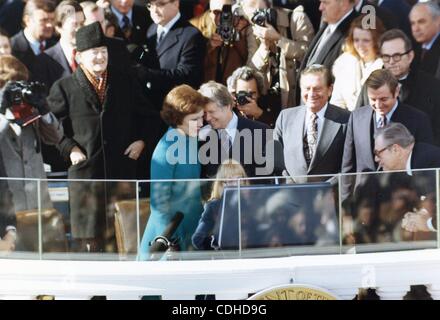 3. Februar 2011 - zeigt Washington, DISTRICT OF COLUMBIA, USA - (Datei) eine Datei Bild 20. Januar 1977 datiert uns Präsident Jimmy Carter (R) First Lady Rosalynn Carter (L) und Tochter Amy Carter während Carters Einweihung als 39. Präsident der Vereinigten Staaten am Kapitol in Washington, DC, USA. (Kredit-ich Stockfoto