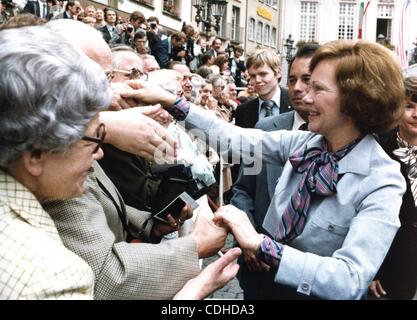 3. Februar 2011 - Bonn, US - (Datei) A Datei Bild zeigt vom 14. Juli 1978 uns erste Dame Rosalynn Carter Gruß Gönnern in Bonn, Bundesrepublik Deutschland während einer Europa-Reise. (Kredit-Bild: © Carter Archives/ZUMAPRESS.com) Stockfoto