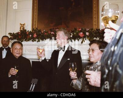 3. Februar 2011 - zeigt Washington, DISTRICT OF COLUMBIA, USA - (Datei) eine Datei Bild 29. Januar 1979 datiert uns Präsident Jimmy Carter (C) Toasten chinesische Vize Premier Deng Xiaping (L) und Madame Zhuo (R) bei einem Zustand-Abendessen im Weißen Haus in Washington, DC, USA. (Kredit-Bild: © Carter Archive Stockfoto