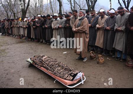 4. Februar 2011 - Srinagar, Kaschmir, Indien - kaschmirische Muslime beten Beerdigung für Manzoor Magray Chogal Village in Kupwaras Handwara Stadt, nördlich von Srinagar, der Sommerhauptstadt von Indien Kaschmir. Tausende von Menschen protestierten im indischen Teil Kaschmirs am Samstag gegen die Tötung eines 22-Year-Old-s Stockfoto