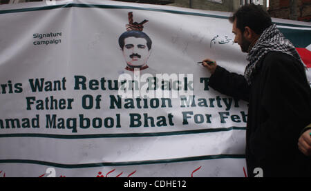 4. Februar 2011 - Srinagar, unterschreibt Kaschmir, Indien - GEISELN Vorsitzender JAVEED MIR einen Banner während einer Protestaktion GEISELN (Jammu und Kaschmir Liberation Front). Die Signatur-Kampagnen wurde ins Leben gerufen, von der Gruppe fordern die Beseitigung der Überreste des Gründers Muhammad Maqbool Bhat, der Galgen auf Wahlvorschlag geschickt wurde Stockfoto