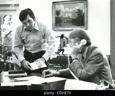 4. Februar 2011 - Washington, DISTRICT OF COLUMBIA, USA - (Datei) eine Datei Bild 24. August 1977 datiert zeigt uns Präsident Jimmy Carter (R) mit Stabschef Hamilton Jordan im Weißen Haus in Washington, DC, USA. (Kredit-Bild: © Carter Archives/ZUMAPRESS.com) Stockfoto