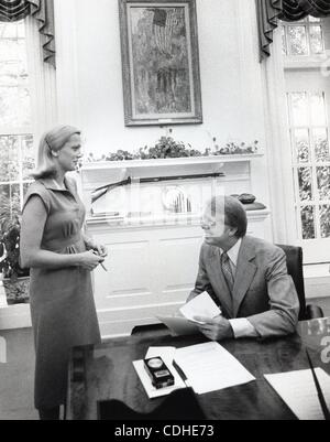 4. Februar 2011 - zeigt Washington, DISTRICT OF COLUMBIA, USA - (Datei) eine Datei Bild 2. August 1977 datiert uns Präsident Jimmy Carter (R) mit seiner persönlichen Sekretärin Susan Clough im Weißen Haus in Washington, DC, USA. (Kredit-Bild: © Carter Archives/ZUMAPRESS.com) Stockfoto