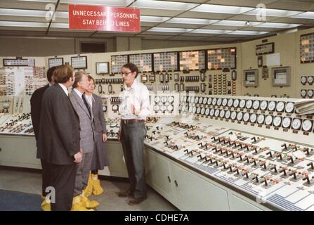 4. Februar 2011 - Three Mile Island, PENNSYLVANIA, USA - (Datei) A Datei Bild vom 1. April 1979 zeigt, dass US-Präsident Jimmy Carter (C) in der Leitwarte gilt während des Empfangs ein Briefing über den Unfall von Three Mile Island Nuclear Generating Station in Three Mile Island, Pennsylvania, USA. Die partia Stockfoto