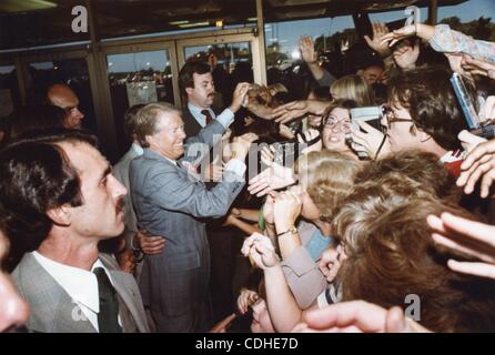 4. Februar 2011 - Aliquippa.I.Pennsylvania, PENNSYLVANIA, USA - (Datei) A Datei Bild vom 23. September 1978 zeigt US-Präsident Jimmy Carter Gruß Fans während eines Besuchs an Aliquippa High School in Aliquippa, Pennsylvania, USA. (Kredit-Bild: © Carter Archives/ZUMAPRESS.com) Stockfoto