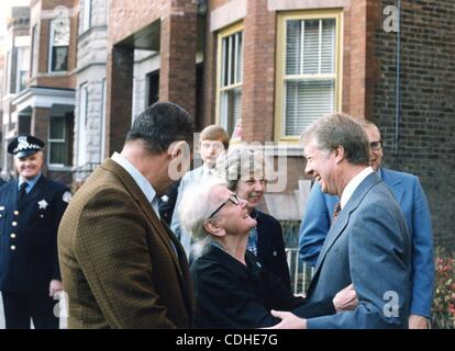 4. Februar 2011 - Glencoe, ILLINOIS, USA - (Datei) A Datei Bild vom 2. November 1978 zeigt uns Präsident Jimmy Carter (R) treffen eine unbekannte Frau während eines Besuchs in Glencoe, Illinois, USA. (Kredit-Bild: © Carter Archives/ZUMAPRESS.com) Stockfoto