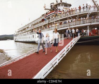 4. Februar 2011 zeigt - Bellevue, IOWA, USA - (Datei) A Datei Bild vom 20. August 1979, US-Präsident Jimmy Carter (L) First Lady Rosalynn Carter (R) und ihre Tochter Amy Carter aussteigen das Delta Queen Flussboot während einer Kreuzfahrt entlang dem Mississippi Fluß in Bellevue, Iowa, USA. Die Kreuzfahrt her Stockfoto