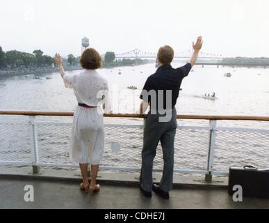 4. Februar 2011 - Davenport, IOWA, USA - (Datei) A Datei Bild datiert 21. August 1979 zeigt uns Präsident Jimmy Carter (R) und First Lady Rosalynn Carter (L) winkt der Menge von Delta Queen Flussboot während einer Kreuzfahrt entlang dem Mississippi Fluß in Davenport, Iowa, USA. Die Kreuzfahrt vom 17. bis 24. August Stockfoto