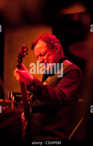 5. Februar 2011 tritt - Oakland, Kalifornien, USA - JACK BRUCE mit Tony Williams Lifetime Tribute Band in Yoshis Jazz Club. (Kredit-Bild: © Jerome Brunet/ZUMAPRESS.com) Stockfoto