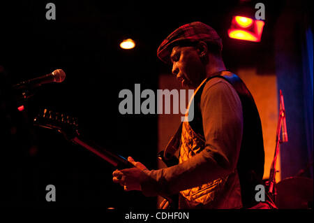 5. Februar 2011 tritt - Oakland, Kalifornien, USA - VERNON REID mit Tony Williams Lifetime Tribute Band in Yoshis Jazz Club. (Kredit-Bild: © Jerome Brunet/ZUMAPRESS.com) Stockfoto