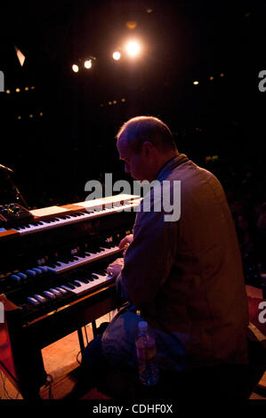 5. Februar 2011 tritt - Oakland, Kalifornien, USA - JOHN MEDESKI mit Tony Williams Lifetime Tribute Band in Yoshis Jazz Club. (Kredit-Bild: © Jerome Brunet/ZUMAPRESS.com) Stockfoto