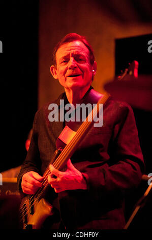 5. Februar 2011 tritt - Oakland, Kalifornien, USA - JACK BRUCE mit Tony Williams Lifetime Tribute Band in Yoshis Jazz Club. (Kredit-Bild: © Jerome Brunet/ZUMAPRESS.com) Stockfoto