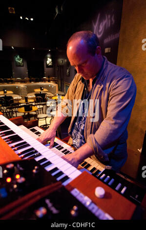 5. Februar 2011 tritt - Oakland, Kalifornien, USA - JOHN MEDESKI mit Tony Williams Lifetime Tribute Band in Yoshis Jazz Club. (Kredit-Bild: © Jerome Brunet/ZUMAPRESS.com) Stockfoto