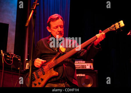 5. Februar 2011 tritt - Oakland, Kalifornien, USA - JACK BRUCE mit Tony Williams Lifetime Tribute Band in Yoshis Jazz Club. (Kredit-Bild: © Jerome Brunet/ZUMAPRESS.com) Stockfoto