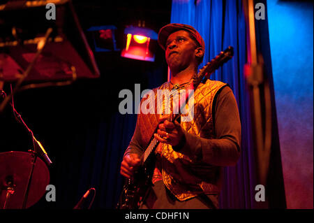 5. Februar 2011 tritt - Oakland, Kalifornien, USA - VERNON REID mit Tony Williams Lifetime Tribute Band in Yoshis Jazz Club. (Kredit-Bild: © Jerome Brunet/ZUMAPRESS.com) Stockfoto