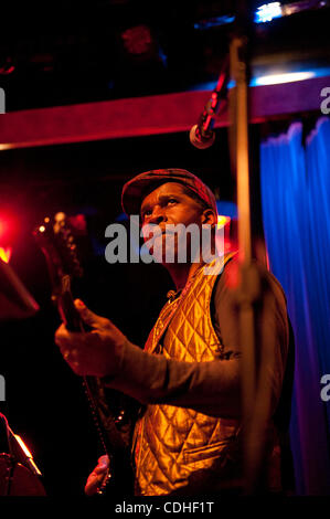 5. Februar 2011 tritt - Oakland, Kalifornien, USA - VERNON REID mit Tony Williams Lifetime Tribute Band in Yoshis Jazz Club. (Kredit-Bild: © Jerome Brunet/ZUMAPRESS.com) Stockfoto