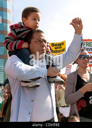 5. Februar 2011 - Los Angeles, Kalifornien, USA - Demonstranten versammeln sich vor das Federal Building in Westwood, dem Sturz des ägyptischen Präsidenten Hosni Mubarak zu fordern. Stockfoto