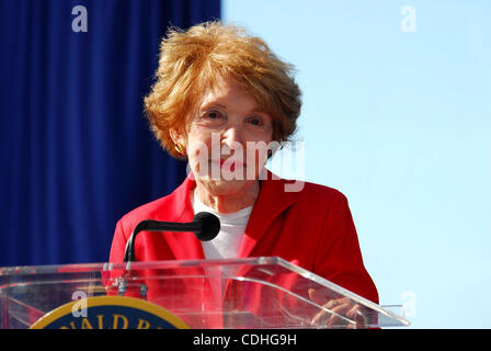 6. Februar 2011 - Simi Valley, Kalifornien, USA - ehemalige US First Lady NANCY REAGAN spricht während der hundertjährigen Geburtstagsfeier für ehemalige US-Präsident Ronald Reagan bei der Reagan Presidential Library. (Bild Kredit: Valerie Nerres/ZUMAPRESS.com ©) Stockfoto