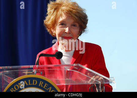 6. Februar 2011 - Simi Valley, Kalifornien, USA - ehemalige US First Lady NANCY REAGAN spricht während der hundertjährigen Geburtstagsfeier für ehemalige US-Präsident Ronald Reagan bei der Reagan Presidential Library. (Bild Kredit: Valerie Nerres/ZUMAPRESS.com ©) Stockfoto