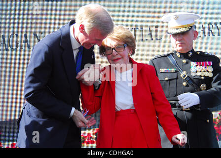 6. Februar 2011 - Simi Valley, Kalifornien, US - ehemalige uns erste Lady NANCY REAGAN während der hundertjährigen Geburtstagsfeier für ehemalige US-Präsident Ronald Reagan bei der Reagan Presidential Library. (Bild Kredit: Valerie Nerres/ZUMAPRESS.com ©) Stockfoto