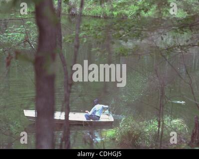 6. Februar 2011 - Plains, GEORGIA, U.S. - (Datei) A Datei Bild vom 20. April 1979 zeigt US-Präsident Jimmy Carter Spritzwasser bei einem '' Sumpf '' Kaninchen beim Fischen in einem Teich in seiner Heimatstadt Plains, Georgia, USA. (Kredit-Bild: © Carter Archives/ZUMAPRESS.com) Stockfoto