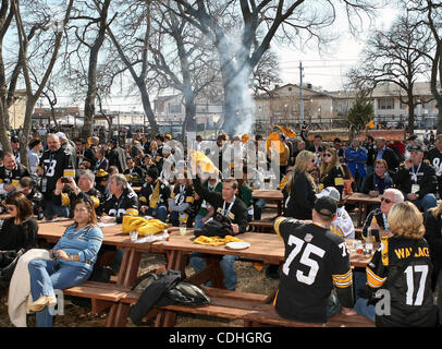 6. Februar 2011 teilnehmen - Arlington, Texas, Vereinigte Staaten von Amerika - Pittsburg Steeler Fans vor dem Spiel Aktivitäten und Feierlichkeiten vor dem Super Bowl XLV in Arlington, Texas. (Kredit-Bild: © Dan Wozniak/Southcreek Global/ZUMAPRESS.com) Stockfoto