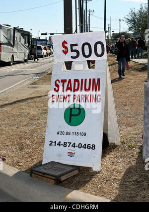 6. Februar 2011 - Arlington, Texas, Vereinigte Staaten von Amerika - Parkplatz vor dem Super Bowl XLV in Arlington, Texas wird sehr teuer je näher Sie an die Dallas Cowboys Stadium. (Kredit-Bild: © Dan Wozniak/Southcreek Global/ZUMAPRESS.com) Stockfoto