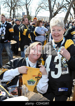 6. Februar 2011 teilnehmen - Arlington, Texas, Vereinigte Staaten von Amerika - Pittsburg Steeler Fans vor dem Spiel Aktivitäten und Feierlichkeiten vor dem Super Bowl XLV in Arlington, Texas. (Kredit-Bild: © Dan Wozniak/Southcreek Global/ZUMAPRESS.com) Stockfoto