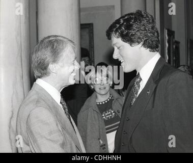 7. Februar 2011 - zeigt Washington, DISTRICT OF COLUMBIA, USA - (Datei) eine Datei Bild 1. Dezember 1978 datiert US-Präsident Jimmy Carter (L) Treffen mit dem Gouverneur von Arkansas Elect Bill Clinton an das Weiße Haus in Washington, DC, USA. (Kredit-Bild: © Carter Archives/ZUMAPRESS.com) Stockfoto