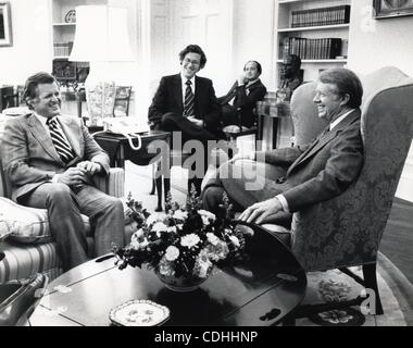 7. Februar 2011 - zeigt Washington, DISTRICT OF COLUMBIA, USA - (Datei) eine Datei Bild 21. Mai 1978 datiert uns Präsident Jimmy Carter (R) Begegnung mit Senator Ted Kennedy aus Massachusetts im Oval Office im The White House in Washington, DC, USA. (Kredit-Bild: © Carter Archives/ZUMAPRESS.com) Stockfoto