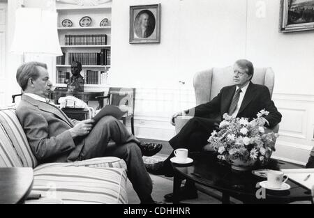 7. Februar 2011 - zeigt Washington, DISTRICT OF COLUMBIA, USA - (Datei) eine Datei Bild 27. April 78 datiert uns Präsident Jimmy Carter (R) mit Senator Robert C. Byrd aus West Virginia, um Waffenlieferungen in den Nahen Osten im Oval Office im The White House in Washington, DC, USA zu diskutieren. (Kredit-Bild: © Ca Stockfoto