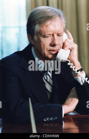 7. Februar 2011 - zeigt Washington, DISTRICT OF COLUMBIA, USA - (Datei) eine Datei Bild 31. Januar 1980 datiert US-Präsident Jimmy Carter telefonieren aus dem Oval Office im The White House in Washington, DC, USA. (Kredit-Bild: © Carter Archives/ZUMAPRESS.com) Stockfoto