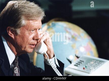 7. Februar 2011 - zeigt Washington, DISTRICT OF COLUMBIA, USA - (Datei) eine Datei Bild 7. August 1980 datiert US-Präsident Jimmy Carter telefonieren aus dem Oval Office im The White House in Washington, DC, USA. (Kredit-Bild: © Carter Archives/ZUMAPRESS.com) Stockfoto