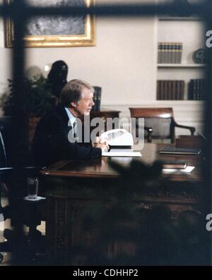 7. Februar 2011 - zeigt Washington, DISTRICT OF COLUMBIA, USA - (Datei) eine Datei Bild 8. November 1978 datiert US-Präsident Jimmy Carter im Oval Office im The White House in Washington, DC, USA. (Kredit-Bild: © Carter Archives/ZUMAPRESS.com) Stockfoto