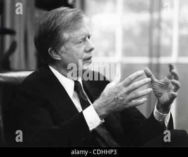 7. Februar 2011 - Washington, DISTRICT OF COLUMBIA, USA - (Datei) eine Datei Bild 5. November 1980 datiert, zeigt uns Präsident Jimmy Carter am Tag nach dem Verlust seiner Wiederwahl zu republikanischen Republikaner Ronald Reagan im Oval Office im The White House in Washington, DC, USA. (Kredit-Bild: © Carter A Stockfoto