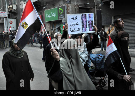 Ägyptische anti-Regierungs-Demonstranten versammeln sich in Alexandria, Ägypten, am 8. Februar 2011, den 15. Tag in Folge von Tausenden von Menschen protestieren gegen Ägyptens Präsident Hosni Mubarak.  Foto von Ahmed Ramadan Stockfoto