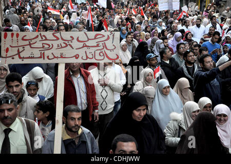 Ägyptische anti-Regierungs-Demonstranten versammeln sich in Alexandria, Ägypten, am 8. Februar 2011, den 15. Tag in Folge von Tausenden von Menschen protestieren gegen Ägyptens Präsident Hosni Mubarak.  Foto von Ahmed Ramadan Stockfoto