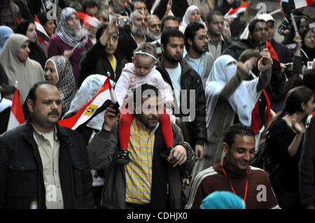 Ägyptische anti-Regierungs-Demonstranten versammeln sich in Alexandria, Ägypten, am 8. Februar 2011, den 15. Tag in Folge von Tausenden von Menschen protestieren gegen Ägyptens Präsident Hosni Mubarak.  Foto von Ahmed Ramadan Stockfoto