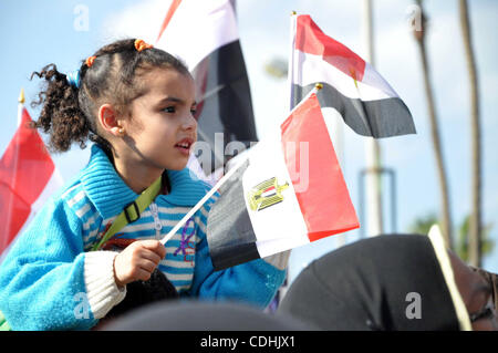 Ägyptische anti-Regierungs-Demonstranten versammeln sich in Alexandria, Ägypten, am 8. Februar 2011, den 15. Tag in Folge von Tausenden von Menschen protestieren gegen Ägyptens Präsident Hosni Mubarak.  Foto von Ahmed Ramadan Stockfoto
