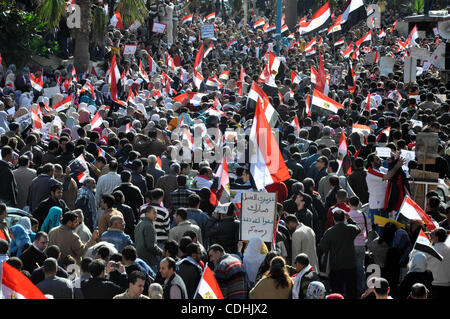 Ägyptische anti-Regierungs-Demonstranten versammeln sich in Alexandria, Ägypten, am 8. Februar 2011, den 15. Tag in Folge von Tausenden von Menschen protestieren gegen Ägyptens Präsident Hosni Mubarak.  Foto von Ahmed Ramadan Stockfoto