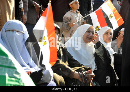 Ägyptische anti-Regierungs-Demonstranten versammeln sich in Alexandria, Ägypten, am 8. Februar 2011, den 15. Tag in Folge von Tausenden von Menschen protestieren gegen Ägyptens Präsident Hosni Mubarak.  Foto von Ahmed Ramadan Stockfoto