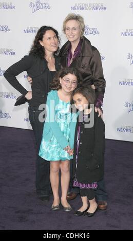 8. Februar 2011 - Los Angeles, Kalifornien, USA - 8. Februar 2011 - Los Angeles, Kalifornien, USA - Schauspielerin JANE LYNCH und Dr. LARA EMBRY an der "Justin Bieber: Never Say Never" Hollywood Premiere im Nokia Theater, Los Angeles statt. (Kredit-Bild: © Paul Fenton/ZUMAPRESS.com) Stockfoto