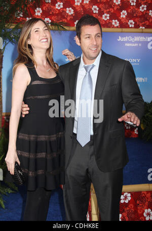 8. Februar 2011 besuchen - New York, New York, US - Schauspieler ADAM SANDLER und seine Frau JACKIE SANDLER special Screening von "Just Go With It" im Ziegfeld Theater statt. (Bild Kredit: Nancy Kaszerman/ZUMAPRESS.com ©) Stockfoto