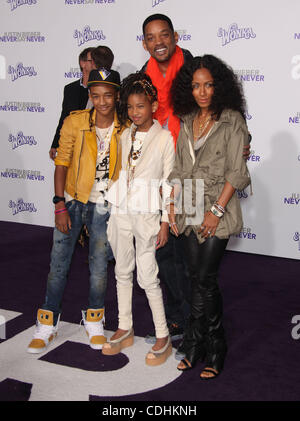 8. Februar 2011 - Los Angeles, Kalifornien, USA - WILL SMITH, JADA PINKETT SMITH, JADEN & Weide kommt für die Premiere des Films "Justin Bieber: Never Say Never" im Nokia Theater LA Live. (Kredit-Bild: © Lisa O'Connor/ZUMAPRESS.com) Stockfoto