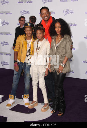 8. Februar 2011 - Los Angeles, Kalifornien, USA - WILL SMITH, JADA PINKETT SMITH, JADEN & Weide kommt für die Premiere des Films "Justin Bieber: Never Say Never" im Nokia Theater LA Live. (Kredit-Bild: © Lisa O'Connor/ZUMAPRESS.com) Stockfoto