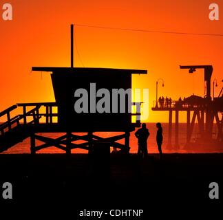 11. Februar 2011 geht - Santa Monica, Kalifornien, USA - die Sonne hinter eine Strandwache Gebäude, ein Symbol des pazifischen Strandes.  (Bild Kredit: Josh Edelson/ZUMAPRESS.com ©) Stockfoto