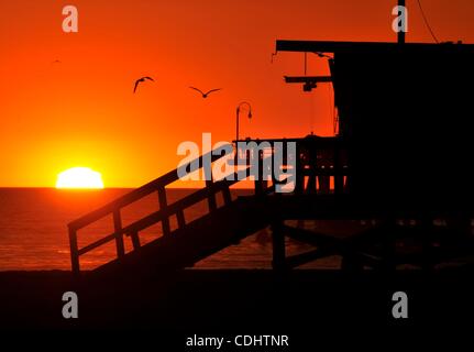 11. Februar 2011 geht - Santa Monica, Kalifornien, USA - die Sonne hinter eine Strandwache Gebäude, ein Symbol des pazifischen Strandes. . (Bild Kredit: Josh Edelson/ZUMAPRESS.com ©) Stockfoto