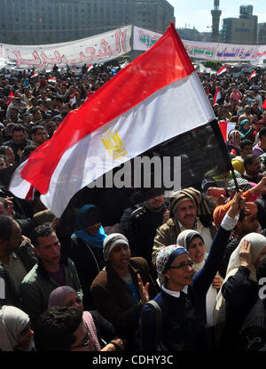 Ägypter feiern und Welle Nationalflaggen auf dem Tahrirplatz in Kairo, Ägypten, Samstag, 12. Februar 2011. Ägypten explodierte mit Freude, Tränen und Erleichterung nach pro-demokratische Demonstranten Präsident Hosni Mubarak gestürzt, mit einem bedeutsamen Marsch auf seine Paläste und Staatsfernsehens. Mubarak, der bis zum Ende schien Stockfoto