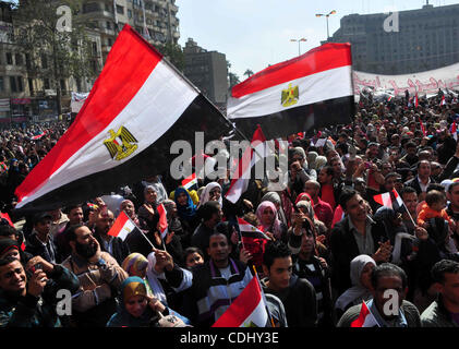 Ägypter feiern und Welle Nationalflaggen auf dem Tahrirplatz in Kairo, Ägypten, Samstag, 12. Februar 2011. Ägypten explodierte mit Freude, Tränen und Erleichterung nach pro-demokratische Demonstranten Präsident Hosni Mubarak gestürzt, mit einem bedeutsamen Marsch auf seine Paläste und Staatsfernsehens. Mubarak, der bis zum Ende schien Stockfoto